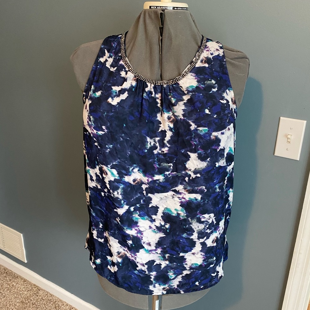 🛍️2 for $6.00🛍️ Blue Floral beaded neckline top